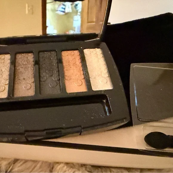 CHANEL Lumière Graphique Eyeshadow Palette - Black and Tan. - Picture 5 of 11